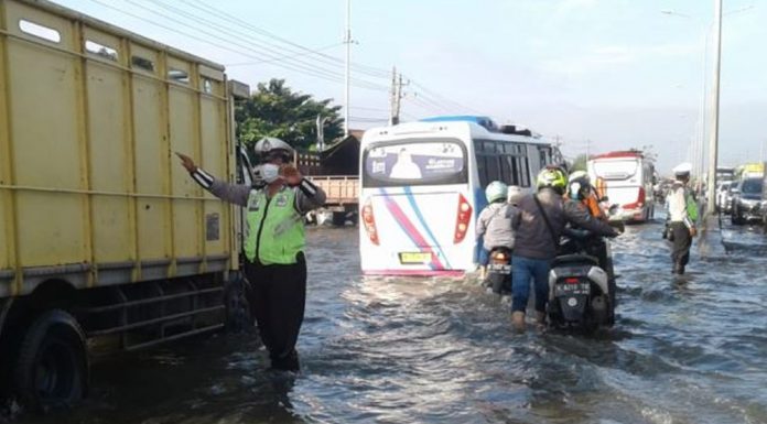 Drainase Buruk, Jalur Pantura Kaligawe Semarang Banjir