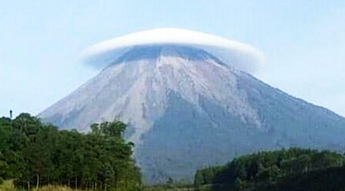 Tertutup Awan Jenis Lentikularis, Gunung Semeru Miliki “Topi Putih”