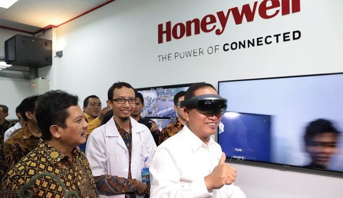 Menristekdikti Muhamad Nasir Resmikan Laboratorium Hasil Kerja Sama dengan UGM dan Honeywell