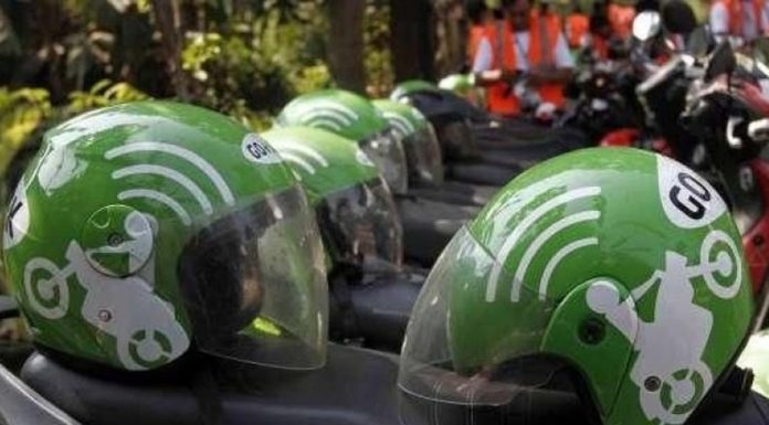 Sambil Gendong Anak Usia Sebulan, Driver Ojol Ini Antar Penumpang