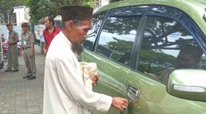 Dengan Diantar Jemput Mobil, Pengemis ini Menjalani Pekerjaannya