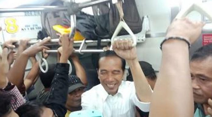 Tanpa Pengawalan Ketat, Jokowi Berdesakan Naik KRL
