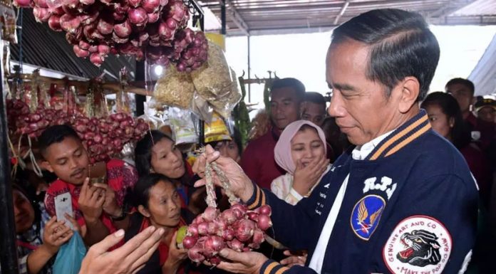 Sambangi Pasar Rakyat, Presiden disambut Hangat Masyarakat Balige