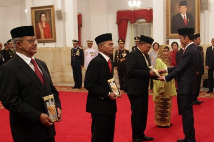 Presiden Joko Widodo memberikan gelar kepahlawanan nasional kepada enam tokoh bangsa