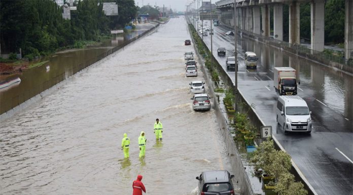 Banjir Tutup Sebagian Tol Jakarta Cikampek