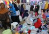 Ibu-ibu di Bogor Beli Baju Lebaran Menggunakan Uang Bansos