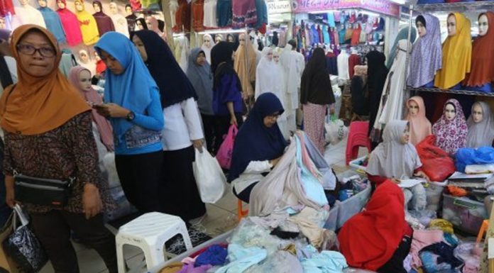 Ibu-ibu di Bogor Beli Baju Lebaran Menggunakan Uang Bansos