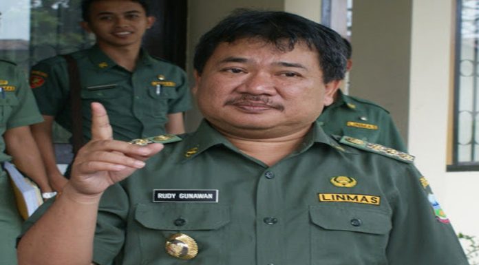Bupati Garut Rudy Gunawan Bolehkan Salat Idul Fitri Di Mesjid