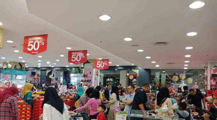 Warga Surabaya Serbu Mall Demi Baju Lebaran.