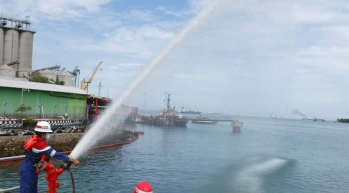 Penanggulangan Kebocoran Minyak Di Pesisir Pantai Makassar Dilakukan Sesuai SOP