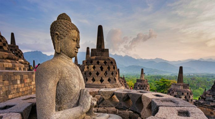 Umat Buddha Merayakan Hari Raya Waisak 2564 Dengan Kesederhanaan