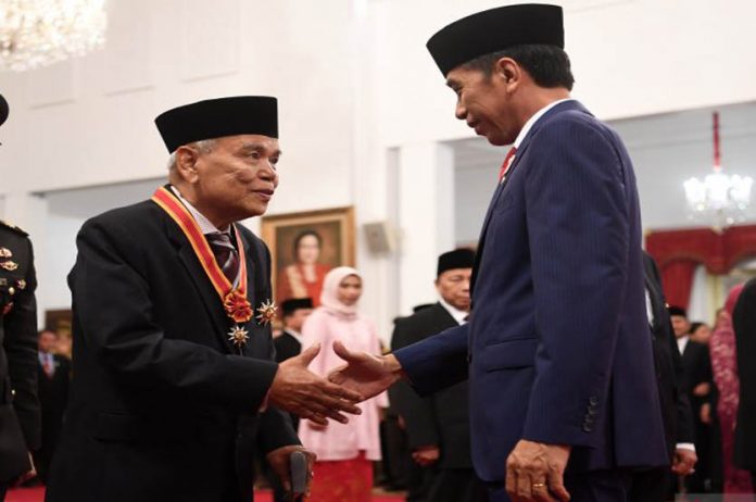 Harifin Tumpa Menerima Penghargaan
