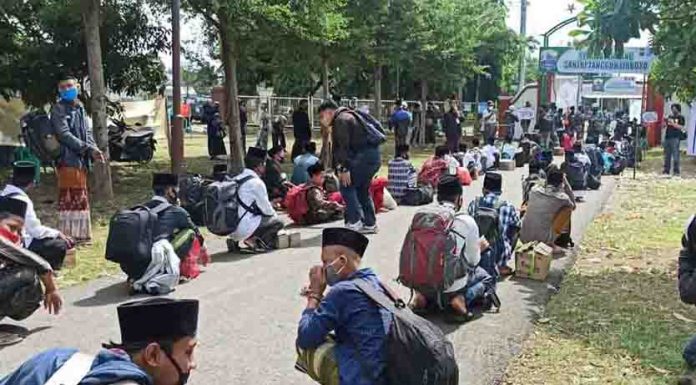 Ribuan Santri Pasantren Tangguh Lirboyo Kembali