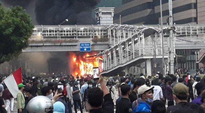 Aksi Demonstrasi Menolak Undang-Undang Omnibus Law Cipta Kerja Berujung Ricuh