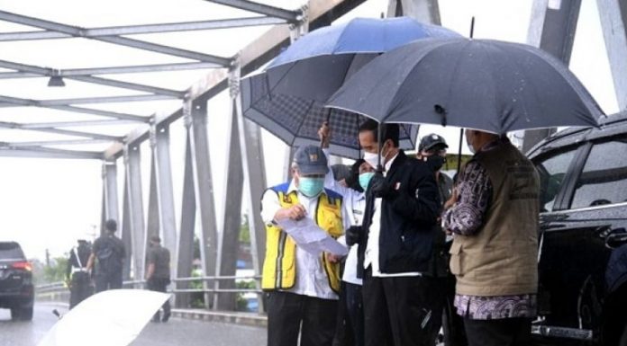 Presiden Jokowi Kunjungi Korban Bencana Gempa di Mamuju dan Banjir di Banjar