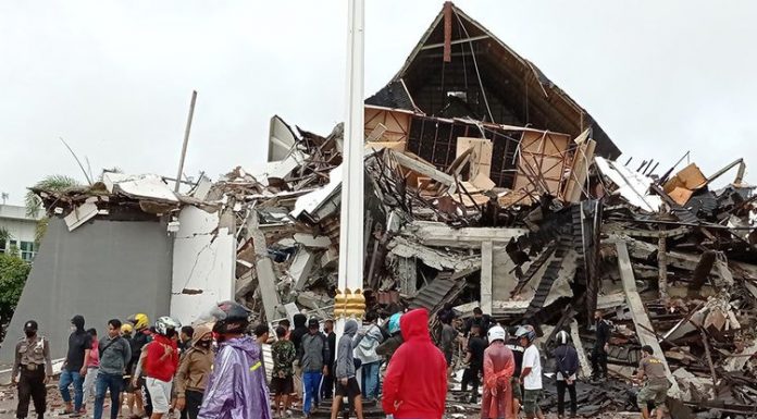 Gempa Bumi Magnitudo 6,5 Hancurkan Majene dan Banyak Korban Jiwa.