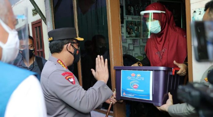 Kapolri Intruksikan Polda dan Polres Bagikan Bansos