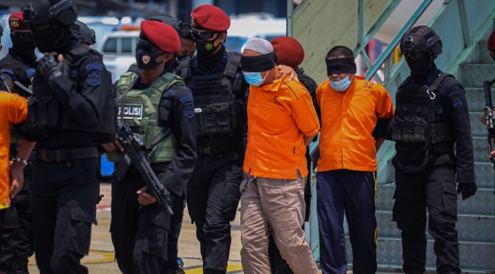 Densus 88 Tangkap 16 Teroris Jaringan NII