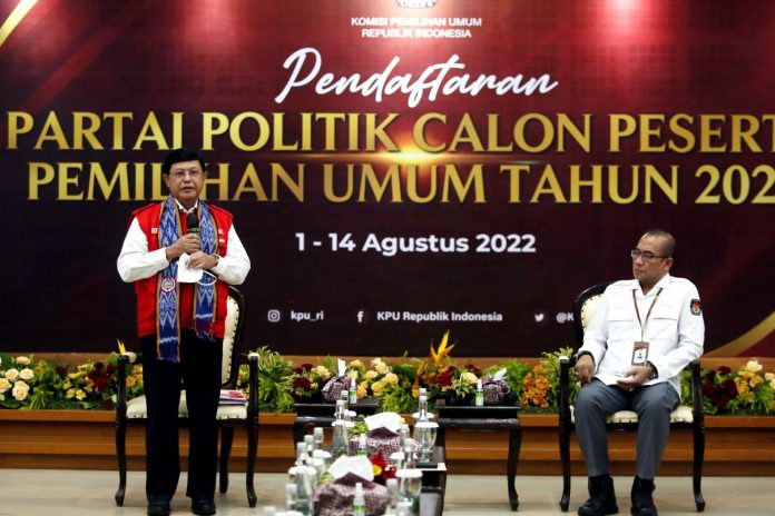 Ketua KPU Menerima Pendaftaran PKP