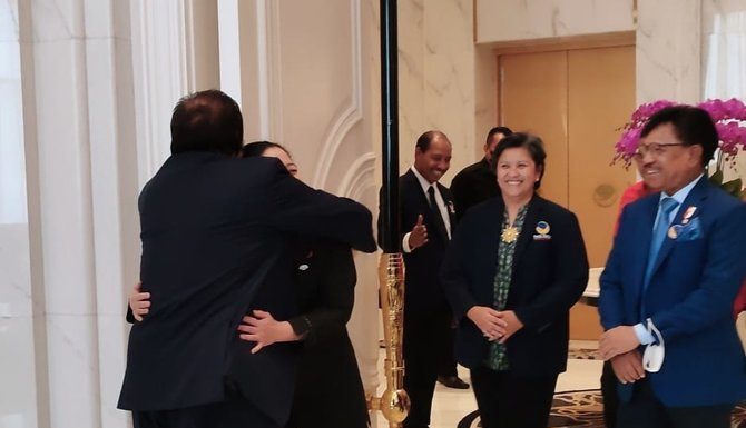 Surya Paloh Sambut Puan Dengan Pelukan