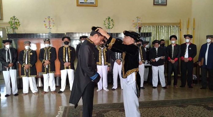 Presiden Jokowi Terima Gelar ‘Dada Madopo Malamo’ Dari Kesultanan Ternate.