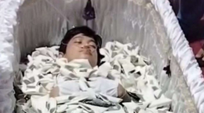 Hindari Debt Collector, Pria ini Pura-pura Mati