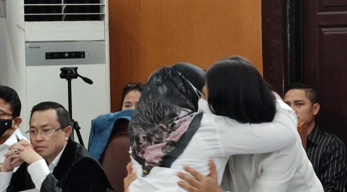 ART Susi Peluk Putri dan Cium Tangan Ferdi Sambo