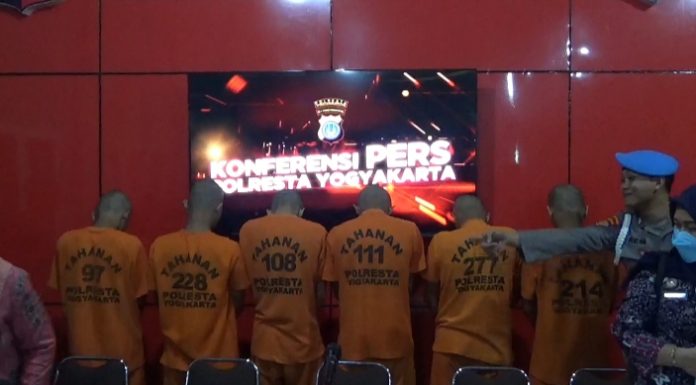 Tradisi Perang Sarung Berujung Pengeroyokan