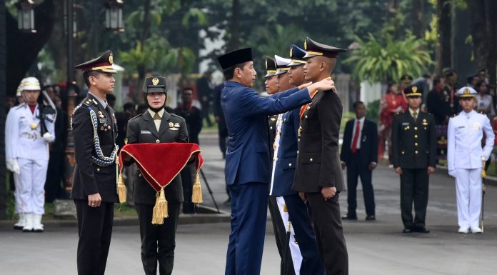 Presiden Joko Widodo Lantik 833 perwira TNI dan Polri