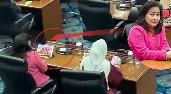 Main Game saat Rapat, Anggota DPRD ini Dipecat