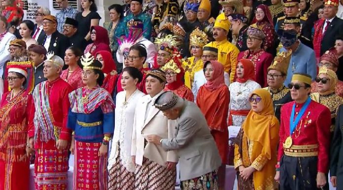 Aksi Menteri PUPR Cek Baju Menteri BUMN