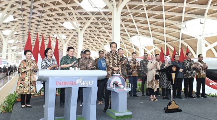 Presiden Jokowi Resmikan WHOOSH, Kereta Cepat Pertama di Indonesia dan Asia Tenggara