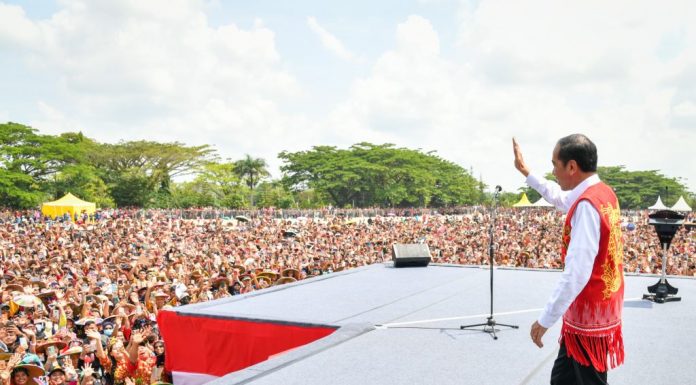 Presiden Joko Widodo Hadiri Festival Dangai Ehau Kutai Barat