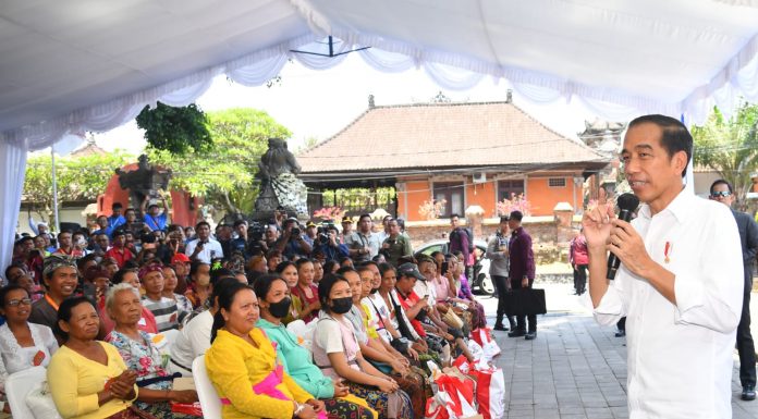 Presiden Joko Widodo Serahkan Bantuan Pada Masyarakat Gianyar Bali
