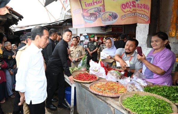 Presiden Jokowi Cek Harga Bahan Pokok dan Bagikan Bansos di Pasar Mungkid Magelang