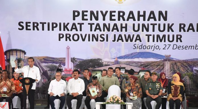 Presiden Jokowi Serahkan 2000 Sertifikat Tanah