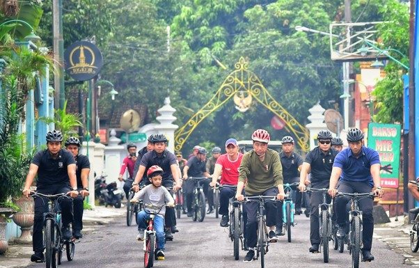 Presiden Joko Widodo Gowes Bersama Cucunya, Jan Ethes Srinarendra
