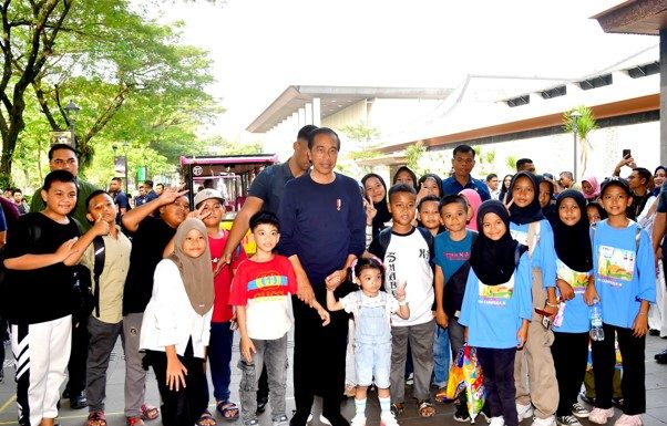 Edukasi Keberagaman Budaya Indonesia, Presiden Jokowi dan Ibu Iriana Ajak Cucu ke TMII