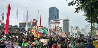Demo Ojol Minta Pemerintah Tutup Aplikasi Pengantaran Gojek dan Grab