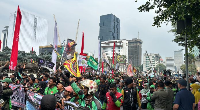 Demo Ojol Minta Pemerintah Tutup Aplikasi Pengantaran Gojek dan Grab