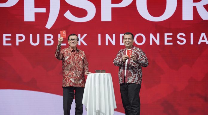 Dirjen Imigrasi Luncurkan Paspor Baru Berwarna Merah