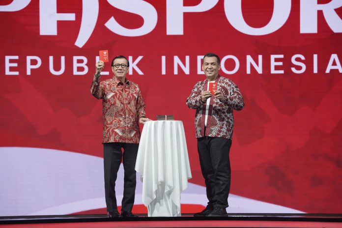Direktorat Jenderal Imigrasi meluncurkan paspor baru berwarna merah