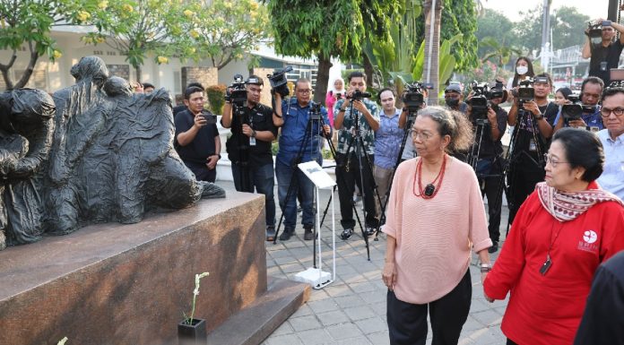 Dolorasa Sinaga Sang Pematung Yang Fenomenal