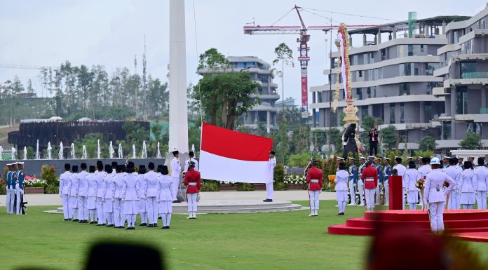 Para Pemuda Pengibar Bendera di Ibu Kota Nusantara