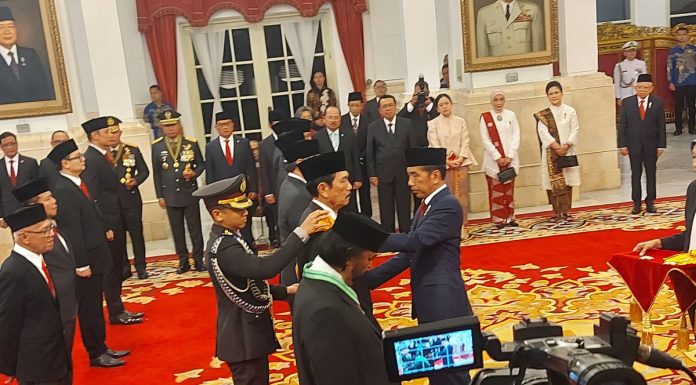 Presiden Joko Widodo Berikan Tanda Jasa dan Kehormatan Kepada 64 Tokoh Nasional