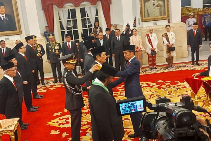 Presiden Joko Widodo Berikan Tanda Jasa dan Kehormatan pada 64 Tokoh Nasional