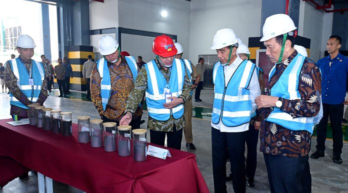 Presiden Joko Widodo Resmikan Pabrik Bahan Anoda Baterai Litium di KEK Kendal