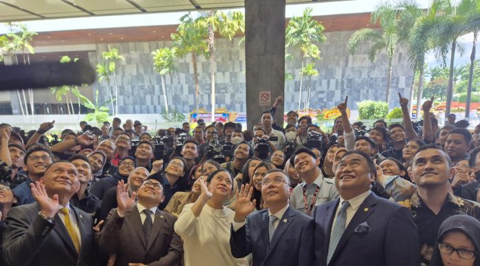 DPR RI Gelar Rapat Paripurna Terakhir, Ketua DPR Memberikan Penghargaan
