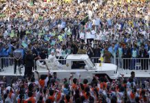 Paus Fransiskus Pimpin Misa Suci Dihadiri 80.000 Lebih Umat Katolik