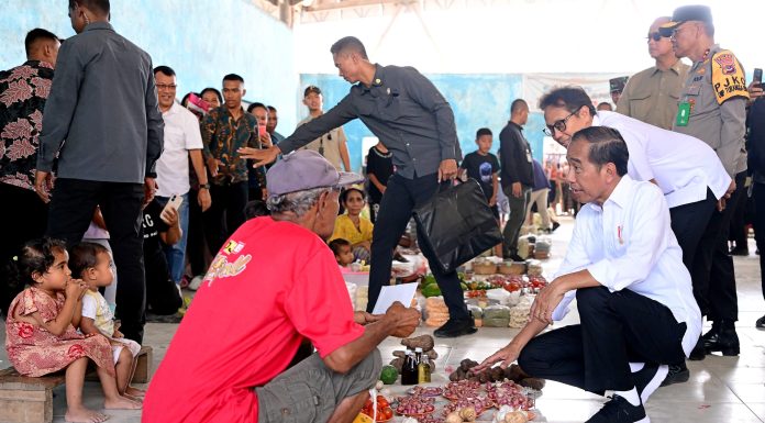 Kunjungi Pasar Rakyat Kefamenanu, Presiden Jokowi Pantau Harga dan Pamit ke Warga